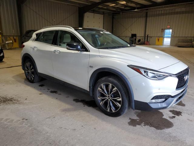SJKCH5CR2JA050114 - 2018 INFINITI QX30 BASE Weiß Foto 4