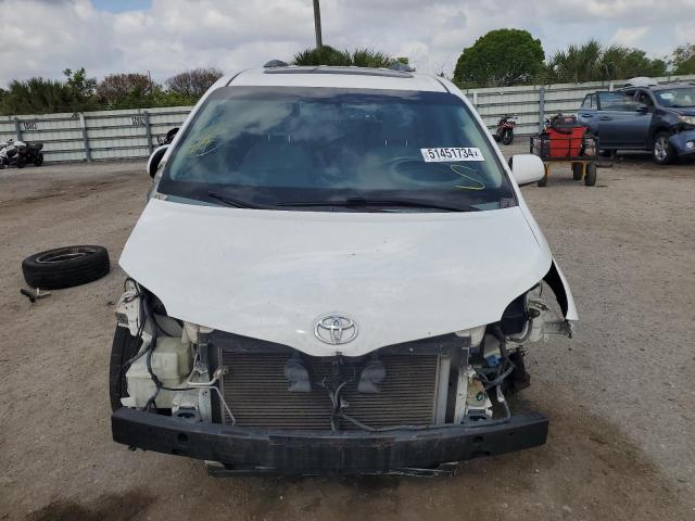 5TDYK3DCXDS280189 - 2013 TOYOTA SIENNA XLE WHITE photo 5