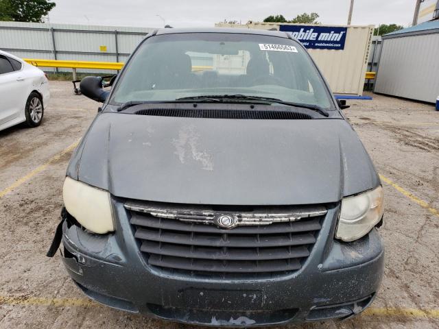 2C4GP44R15R155583 - 2005 CHRYSLER TOWN & COU LX GREEN photo 5