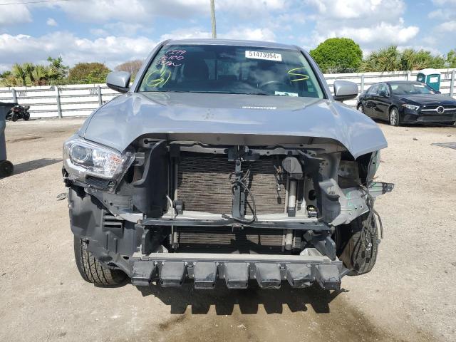 5TFAX5GN2JX121751 - 2018 TOYOTA TACOMA DOUBLE CAB SILVER photo 5