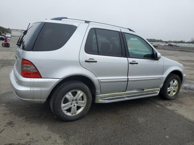 4JGAB75E55A526309 - 2005 MERCEDES-BENZ ML 500 ვერცხლისფერი ფოტო 3