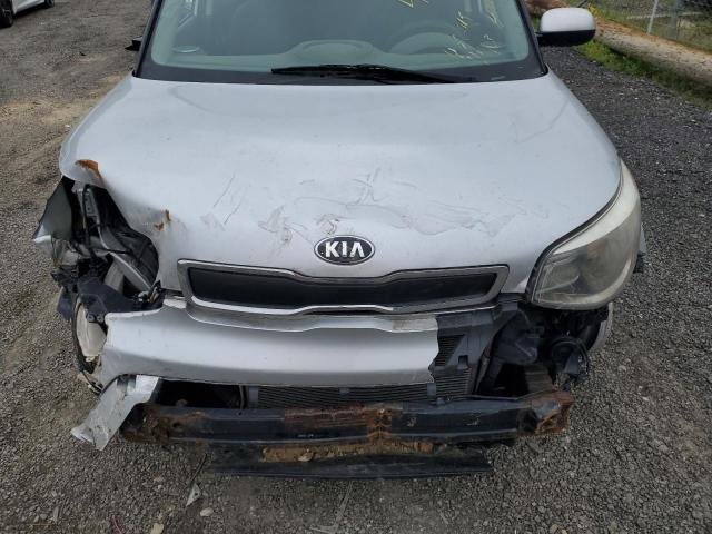 KNDJN2A24F7764869 - 2015 KIA SOUL SILVER photo 11