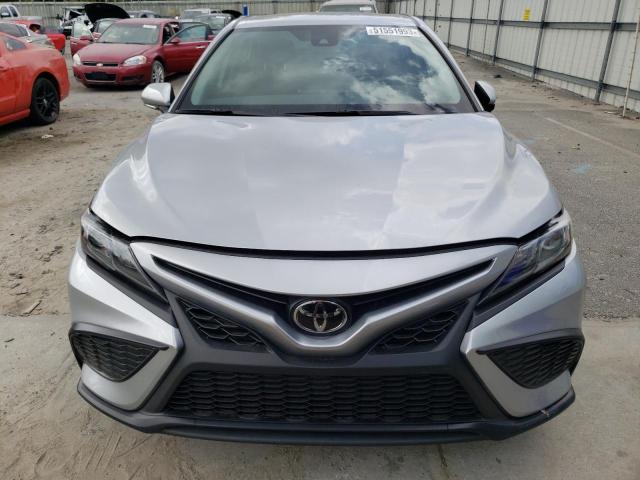 4T1G11AK8PU738743 - 2023 TOYOTA CAMRY SE NIGHT SHADE SILVER photo 5