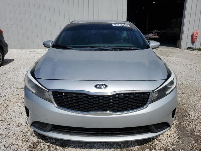 3KPFK4A74JE200184 - 2018 KIA FORTE LX GRAY photo 5