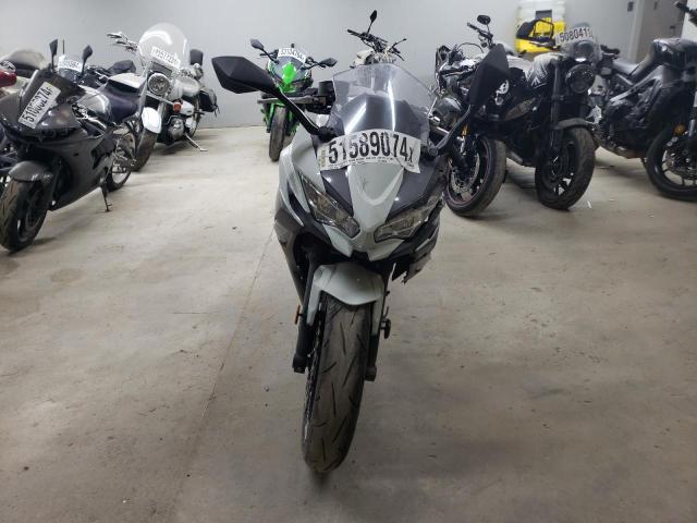 ML5EXER13PDA90836 - 2023 KAWASAKI EX650 R Белый фото 2