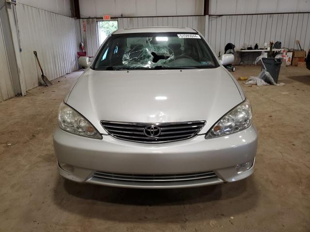 4T1BE30K85U394226 - 2005 TOYOTA CAMRY LE SILVER photo 5