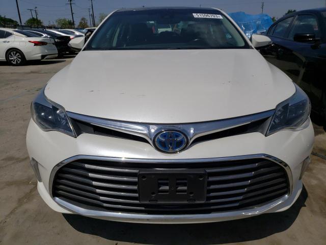 4T1BD1EB7JU063132 - 2018 TOYOTA AVALON HYBRID WHITE photo 5