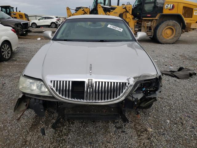 1LNHM81WX4Y648134 - 2004 LINCOLN TOWN CAR EXECUTIVE SILVER photo 5