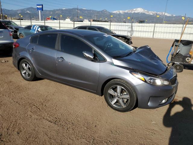 3KPFL4A71JE200124 - 2018 KIA FORTE LX GRAY photo 4