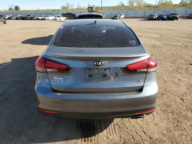 3KPFL4A71JE200124 - 2018 KIA FORTE LX GRAY photo 6