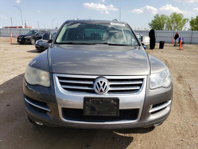 WVGCB77L18D059235 - 2008 VOLKSWAGEN TOUAREG 2 V8 GRAY photo 5