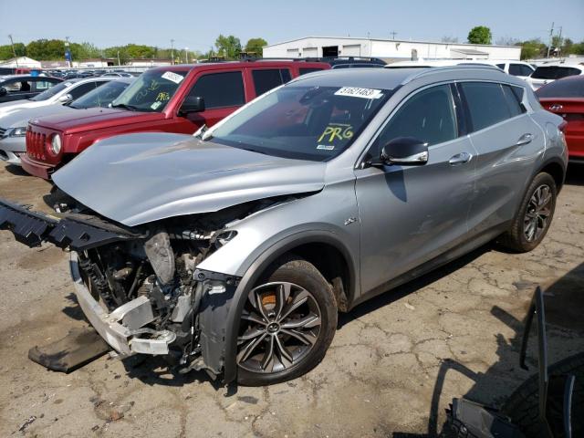 SJKCH5CR8JA055916 - 2018 INFINITI QX30 BASE GRAY photo 1