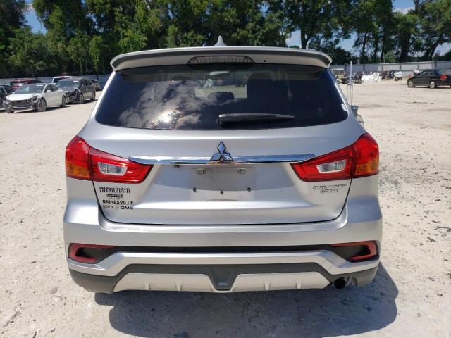 JA4AP3AUXJU014530 - 2018 MITSUBISHI OUTLANDER ES SILVER photo 6