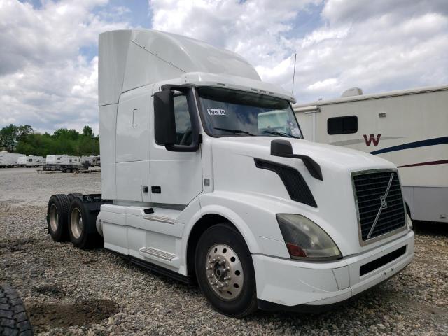 4V4NC9EH1JN886788 - 2018 VOLVO VN VNL WHITE photo 1