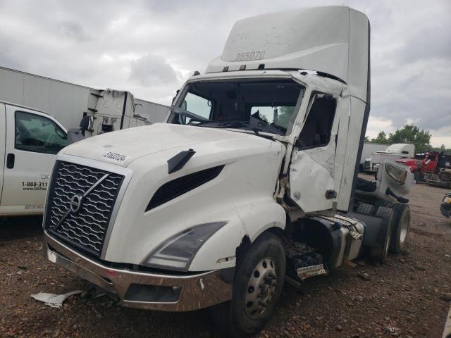 4V4NC9EH6LN260995 - 2020 VOLVO VN VNL WHITE photo 2