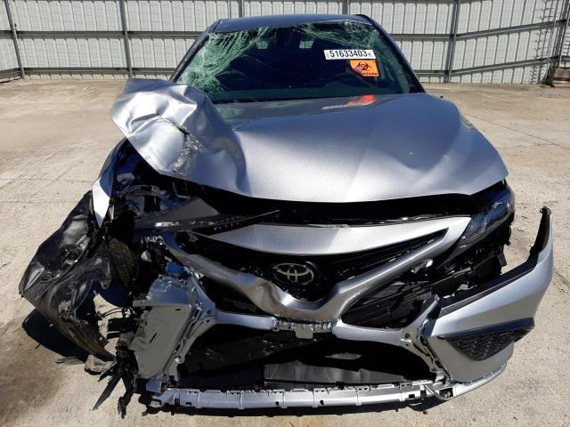 4T1G11AK5PU807260 - 2023 TOYOTA CAMRY SE NIGHT SHADE SILVER photo 5