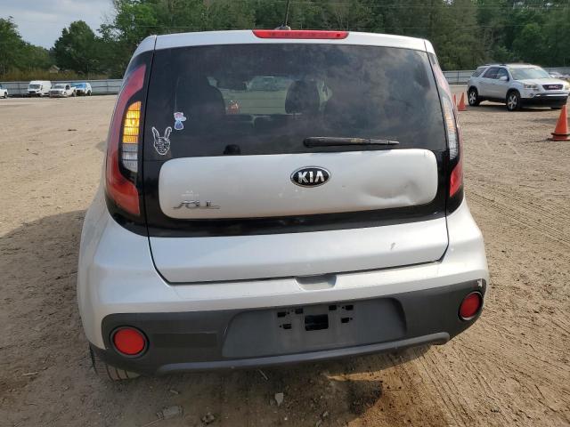 KNDJN2A22J7602196 - 2018 KIA SOUL SILVER photo 6