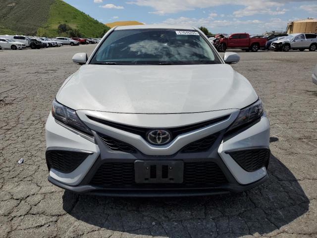 4T1G11AK5PU131571 - 2023 TOYOTA CAMRY SE NIGHT SHADE WHITE photo 5