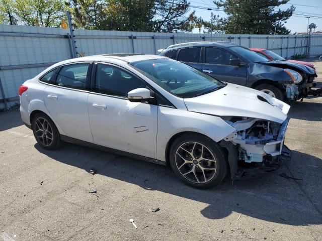 1FADP3H23HL325293 - 2017 FORD FOCUS SEL WHITE photo 4