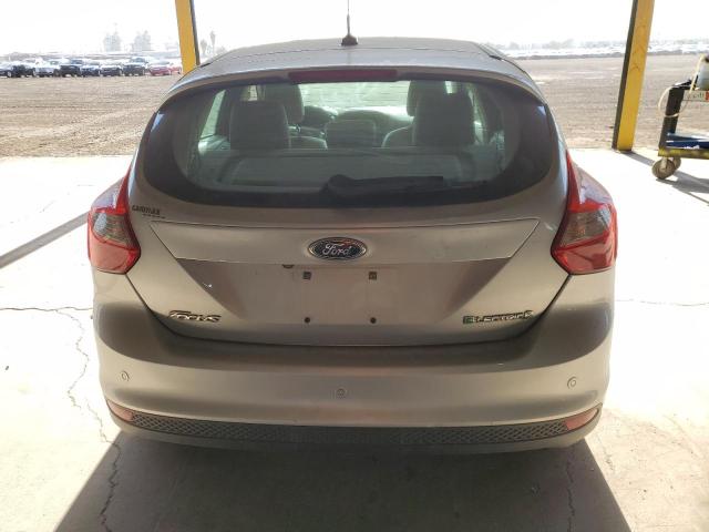 1FAHP3R47CL363894 - 2012 FORD FOCUS BEV SILVER photo 6