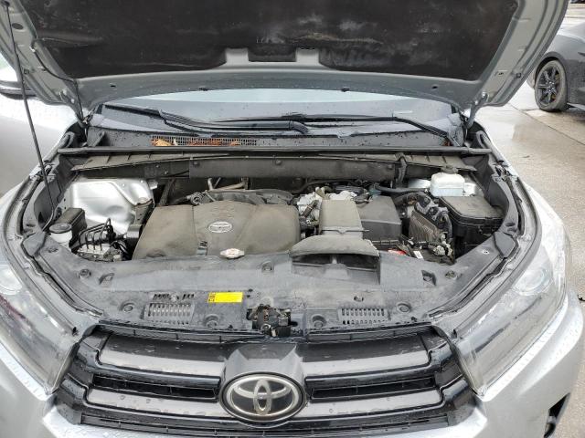 5TDKZRFH6KS556510 - 2019 TOYOTA HIGHLANDER SE SILVER photo 12