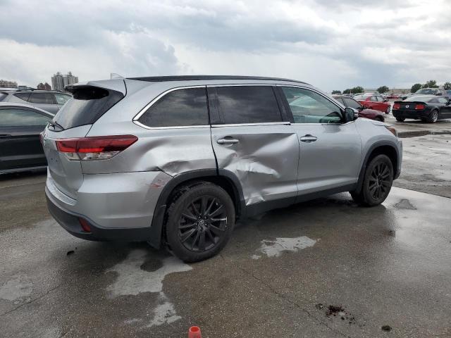 5TDKZRFH6KS556510 - 2019 TOYOTA HIGHLANDER SE SILVER photo 3