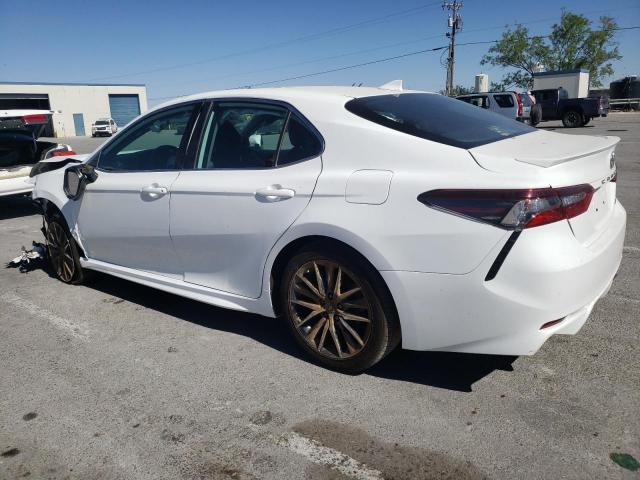 4T1G11AK5MU407288 - 2021 TOYOTA CAMRY SE WHITE photo 2