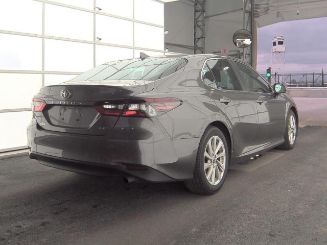 4T1R11AK3NU673029 - 2022 TOYOTA CAMRY LE GRAY photo 4