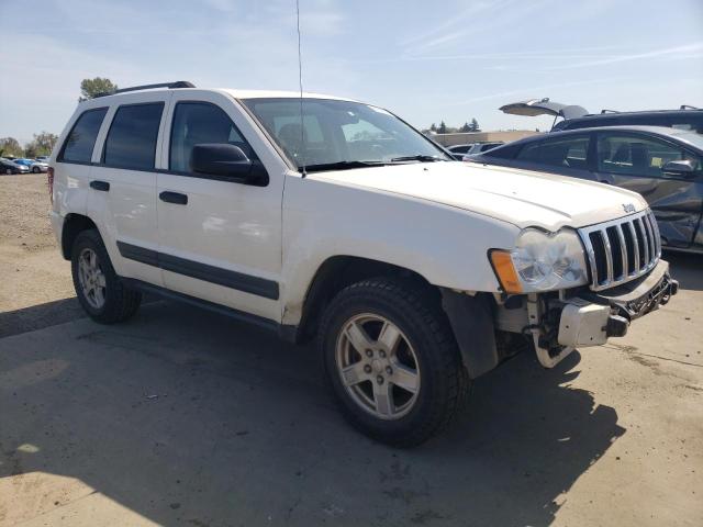 1J4HR48N95C625013 - 2005 JEEP GRAND CHER LAREDO WHITE photo 4