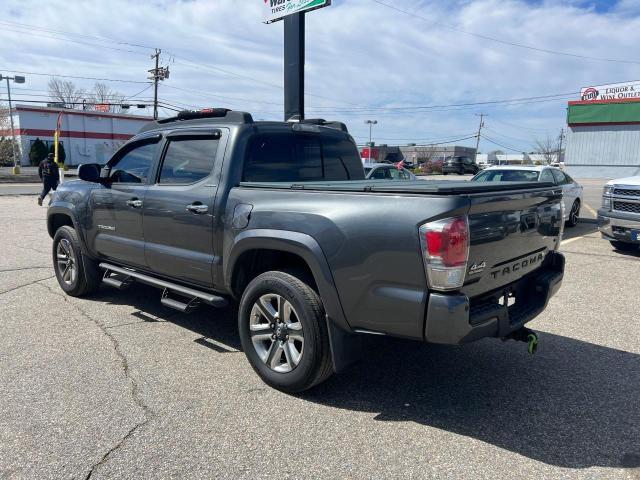 3TMGZ5AN2HM046062 - 2017 TOYOTA TACOMA DOUBLE CAB GRAY photo 3