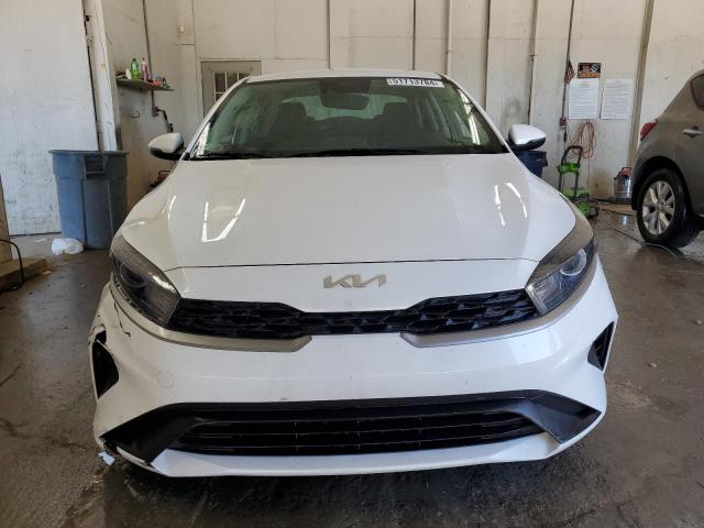 3KPF24AD7NE443273 - 2022 KIA FORTE FE WHITE photo 5