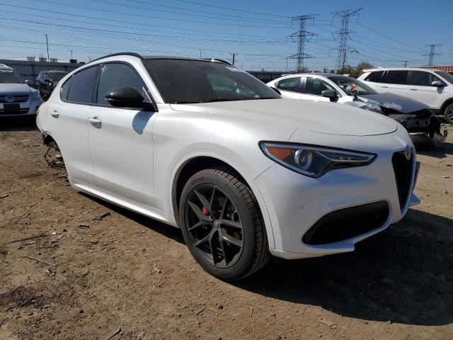 ZASPAKBN5L7C77617 - 2020 ALFA ROMEO STELVIO TI WHITE photo 4
