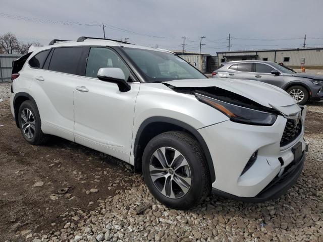 5TDGZRBH0NS254176 - 2022 TOYOTA HIGHLANDER XLE WHITE photo 4