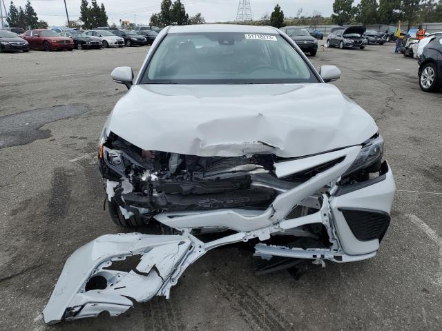 4T1G11AKXPU080567 - 2023 TOYOTA CAMRY SE NIGHT SHADE WHITE photo 5