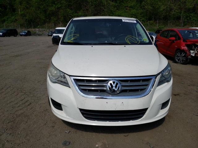 2V4RW3DG5BR717751 - 2011 VOLKSWAGEN ROUTAN SE WHITE photo 5