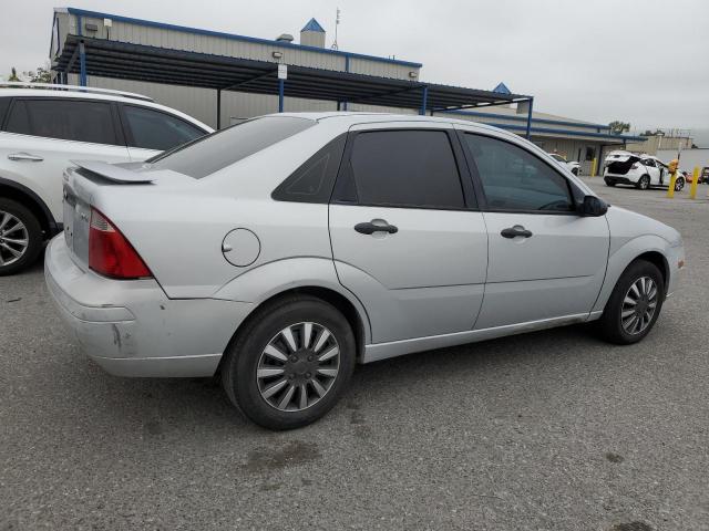 1FAFP34N75W262346 - 2005 FORD FOCUS ZX4 SILVER photo 3