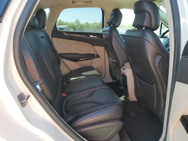 5LMCJ3C95HUL63185 - 2017 LINCOLN MKC RESERVE WHITE photo 11