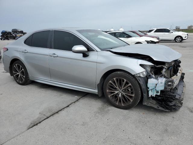 4T1B11HK0JU599814 - 2018 TOYOTA CAMRY L SILVER photo 4