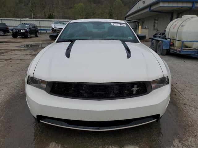 1ZVBP8AN9A5107045 - 2010 FORD MUSTANG WHITE photo 5
