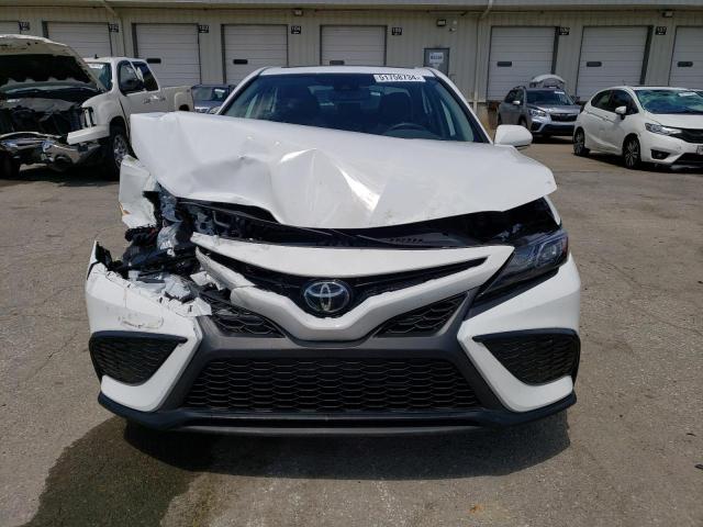 4T1T11AK5PU819620 - 2023 TOYOTA CAMRY SE NIGHT SHADE WHITE photo 5