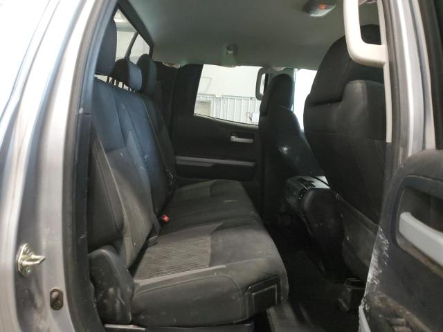 5TFUW5F1XFX488192 - 2015 TOYOTA TUNDRA DOUBLE CAB SR/SR5 SILVER photo 11