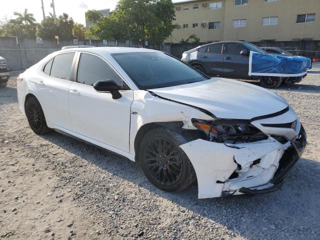 4T1G11AKXRU213539 - 2024 TOYOTA CAMRY SE NIGHT SHADE WHITE photo 4