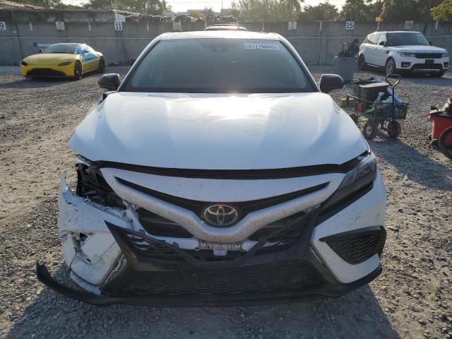 4T1G11AKXRU213539 - 2024 TOYOTA CAMRY SE NIGHT SHADE WHITE photo 5