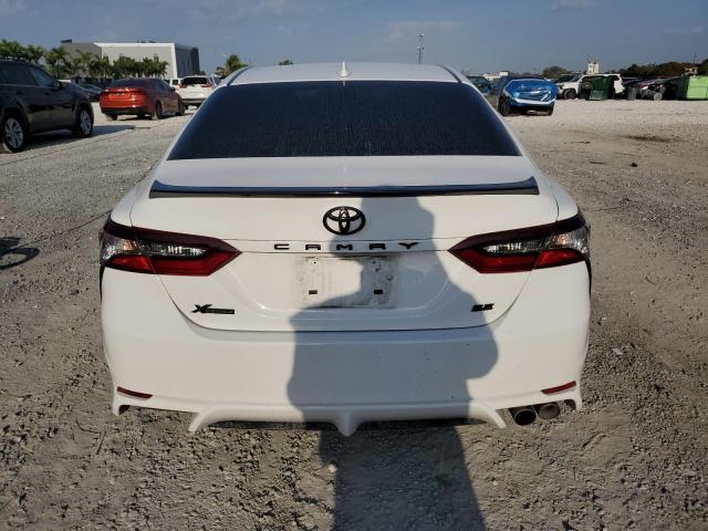 4T1G11AKXRU213539 - 2024 TOYOTA CAMRY SE NIGHT SHADE WHITE photo 6