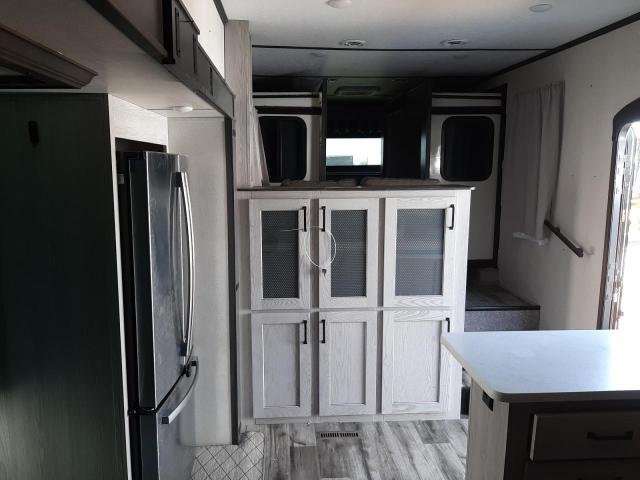 4YDFHMU2XNA740739 - 2022 KEYSTONE TRAILER WHITE photo 5