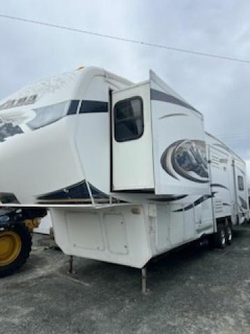 4YDF31523A4701481 - 2010 KEYSTONE MONTANA WHITE photo 2
