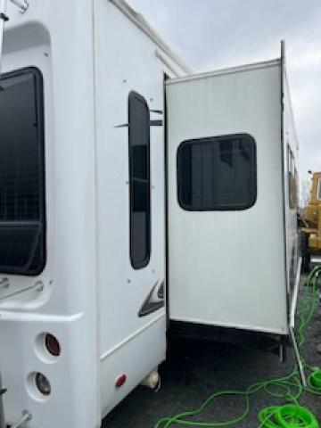 4YDF31523A4701481 - 2010 KEYSTONE MONTANA WHITE photo 4