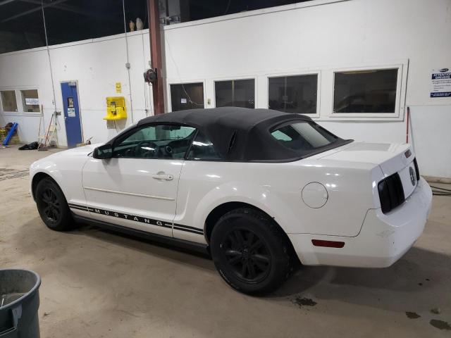 1ZVFT84NX75361350 - 2007 FORD MUSTANG WHITE photo 2