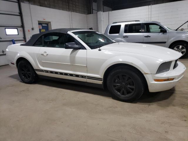 1ZVFT84NX75361350 - 2007 FORD MUSTANG WHITE photo 4