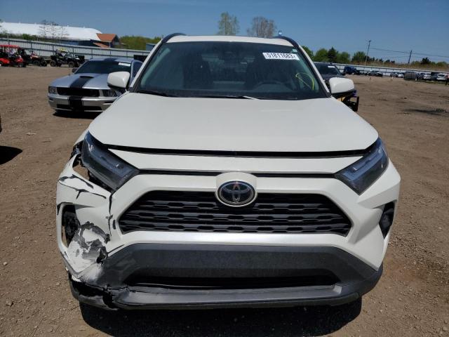 2T3A1RFV8NW323305 - 2022 TOYOTA RAV4 XLE PREMIUM WHITE photo 5